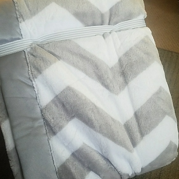 Grey and white chevron baby blanket - Picture 3 of 3